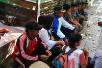 Wabup Fadilah Budiono duduk santai ditrotoar
