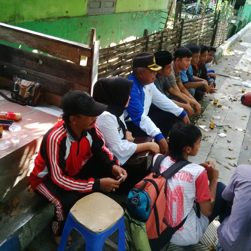 Wabup Fadilah Budiono duduk santai ditrotoar