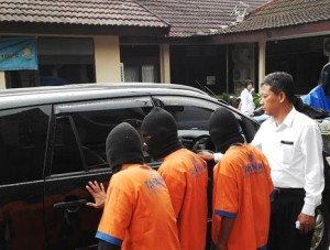 POLISI BEKUK PELAKU PEMBUNUHAN DIKAMPUNG DUKO BANGKALAN