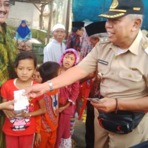 Ditengah Kesibukan Pembagian Zakat,Wabub Sampang Sempat Sapa Masyarakat