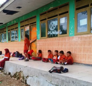 SDN 4 Gulbung Disegel, Puluhan Siswa Belajar Diemperan Kelas