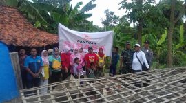 Saat pose bersama korban