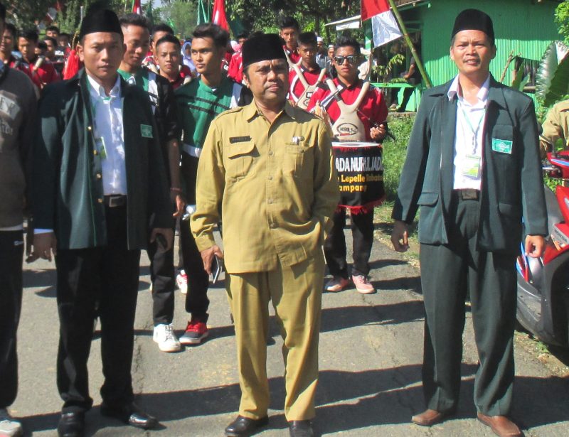 Kepala KUA Kec.Robatal bersama Panitia saat melepas Pawai