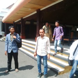 Sejumlah mahasiswa kecewa saat keluar dari pendopo bupati,karena tak ditemui oleh Bupati Sampang