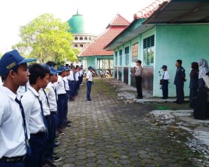 Sambangi Sekolah, Kapolsek Omben Himbau Pelajar Hindari Narkoba