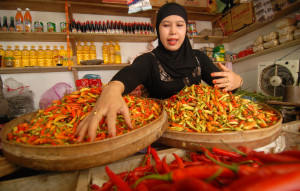 Pedagang menunjukkan cabai rawit oplosan dan cabai rawit kualitas baik di pasar tradisional Jombang, Jawa Timur, Rabu (26/3). Akibat kurangnya pasokan cabai rawit dari sentra penghasil cabai di Kediri, harga cabai rawit dipasaran saat ini mengalami lonjakan yang cukup tinggi. Sehingga para pedagangan menyiasati kurangnya pasokan dengan mengoplos cabai rawit  merah dan cabai rawit hijau yang dijual dengan harga Rp 70 ribu sampai Rp 75 ribu sedangkan untuk cabai rawit kualitas baik Rp 80 ribu per kilogramnya (kg). ANTARA FOTO/Syaiful Arif/Asf/nz/14.