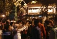 ratusan warga Tambak kepung Pemkab Sampang