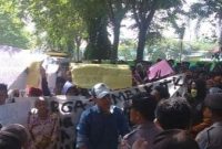 warga Tambak ketika berunjuk rasa