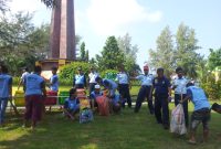 Kepala Rutan dan Angota serta  napi binaan melakukan  bersih-bersih di monomen Sampang