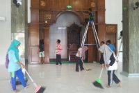 Sejumlah murid dan anggota PPS Surban Putih membersihkan Masjid Al Ihklas,                     Jalan SelongPermai, Kelurahan Gunung Sekar, Kecamatan Sampang