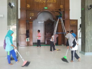 Sambut Ramadhan, PPS Surban Putih Serbu Masjid Untuk Bersih-Bersih