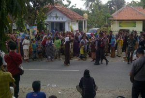 Uups…,ternyata kubu massa yang minta penundaan pilkades di Omben juga demo ke kantor camat setempat