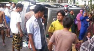 Di duga karena licin, mini bus alami kecelakaan tunggal di Ketapang