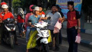 Rega Media News.com berbagi ratusan takjil kepada abang becak dan pengguna jalan