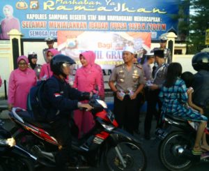 Ramadhan, Polres Sampang Bagi-Bagi Takjil Pada Pengendara