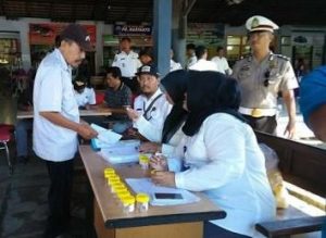 Antisipasi Keselamatan Penumpang, BNNK Sumenep Tes Urine Supir Bus