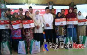 Mensos Khofifah Bagikan Bantuan PKH Non Tunai di Sampang