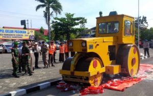 Polres Sampang musnahkan BB ratusan minuman beralkohol