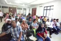 Warga sedang antre 