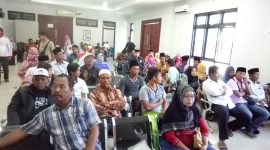 Warga sedang antre 