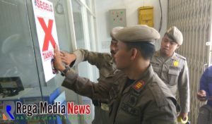 Satpol PP Kembali Segel Indomaret di Sampang Yang Tak Berijin