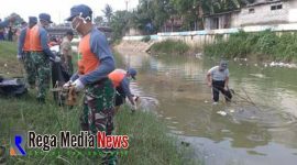 Kanan, Bupati Sampang Fadhilah Budiono turun langsung ke dalam sungai sedang membersihkan sampah dan ranting yang ada ditengah sungai.