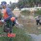 Kanan, Bupati Sampang Fadhilah Budiono turun langsung ke dalam sungai sedang membersihkan sampah dan ranting yang ada ditengah sungai.