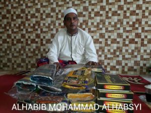 Mengenal Habib Mohammad Habsy dengan Sarung Khas Produksi Keluarganya