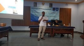 Ketua BPC HIPMI Sampang saat mengisi seminar kewirausahaan di Universitas Madura Pamekasan