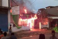 Si Jago merah melalap habis toko milik Santoso