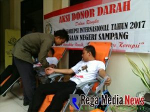 Peringati Hari Anti Korupsi Internasional,  Kejari Sampang Gelar Aksi Bagi Stiker & Donor Darah