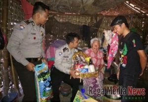 Peduli Sosial, Satbinmas Polres Sampang Beri Bantuan Kepada Janda Tua