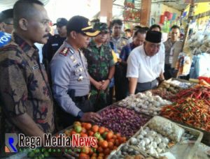 Tinjau Kenaikan Harga Komoditas, Tiga Pucuk Pimpinan Sampang Masuk Pasar