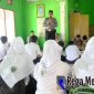 Anggota Satbinmas Polres Sampang Brigpol Dody Fitria saat menyampaikan materi tentang kenakalan remaja