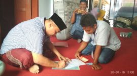 Petugas Coklit saat mendatangi kediaman H.Hodai di desa Jelgung