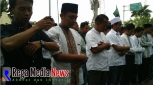 Solidaritas Peduli Ahmad Budi Cahyanto, Ribuan Masyarakat Lakukan Sholat Ghaib dan Tahlil Didepan Mapolres Sampang