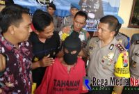 Tersangka HS saat dimintai keterangan oleh petugas kepolisian dihadapan awak media.