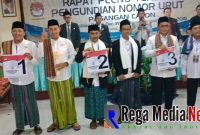 Masing-masing pasangan calon Bupati dan Wakil Bupati Sampang menunjukkan nomor urut yang didapat.
