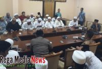 Puluhan kiai saat berada aula mini ditemui Ketua DPRD Sampang, Imam Ubaidillah.