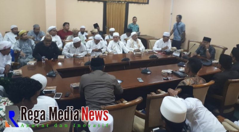 Puluhan kiai saat berada aula mini ditemui Ketua DPRD Sampang, Imam Ubaidillah.