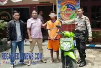 Polisi menunjukkan tersangka pembegalan dan barang bukti.