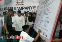 Ketua Komisi Pemilihan Umum Daerah (KPUD) Sampang Syamsul Muarif, saat penandatanganan deklarasi kampanye damai.