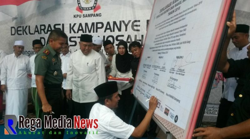 Ketua Komisi Pemilihan Umum Daerah (KPUD) Sampang Syamsul Muarif, saat penandatanganan deklarasi kampanye damai.