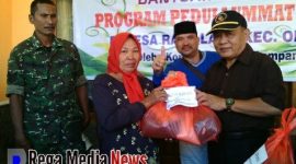 Ketua Korti PPU Wilayah Sampang (Suharto) saat memberikan paket sembako secara simbolis kepada salah satu warga lansia.