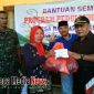 Ketua Korti PPU Wilayah Sampang (Suharto) saat memberikan paket sembako secara simbolis kepada salah satu warga lansia.