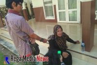 Putri korban saat diwawancarai oleh awak media
