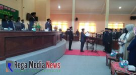 Suasana saat pengambilan sumpah dan janji dua anggota PAW yang dipimpin langsung Ketua DPRD Sampang Imam Ubaidillah.