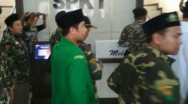 Rombongan GP Ansor tiba di Polda Jatim
