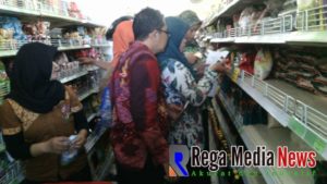 Cegah Beredarnya Produk Makarel/Sarden Mengandung Cacing, Tim Gabungan Sidak Ke Beberapa Swalayan dan Toko di Sampang