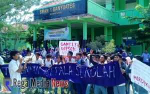 Puluhan Siswa SMAN 1 Banyuates Lakukan Demo  Tuntut Kepala Sekolahnya di Pecat